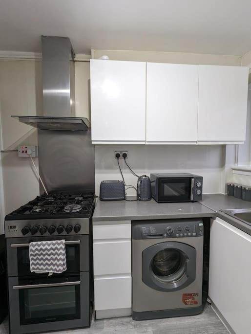 3 Bedroom Apartment Sleeps 8 에든버러 외부 사진